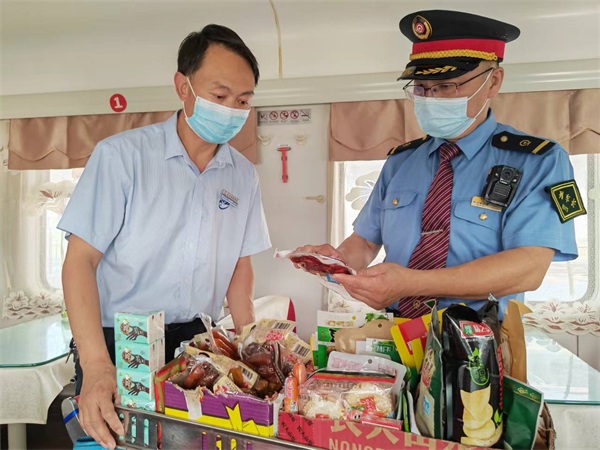 郑州客运段上海三队开展列车“安全生产月”活动